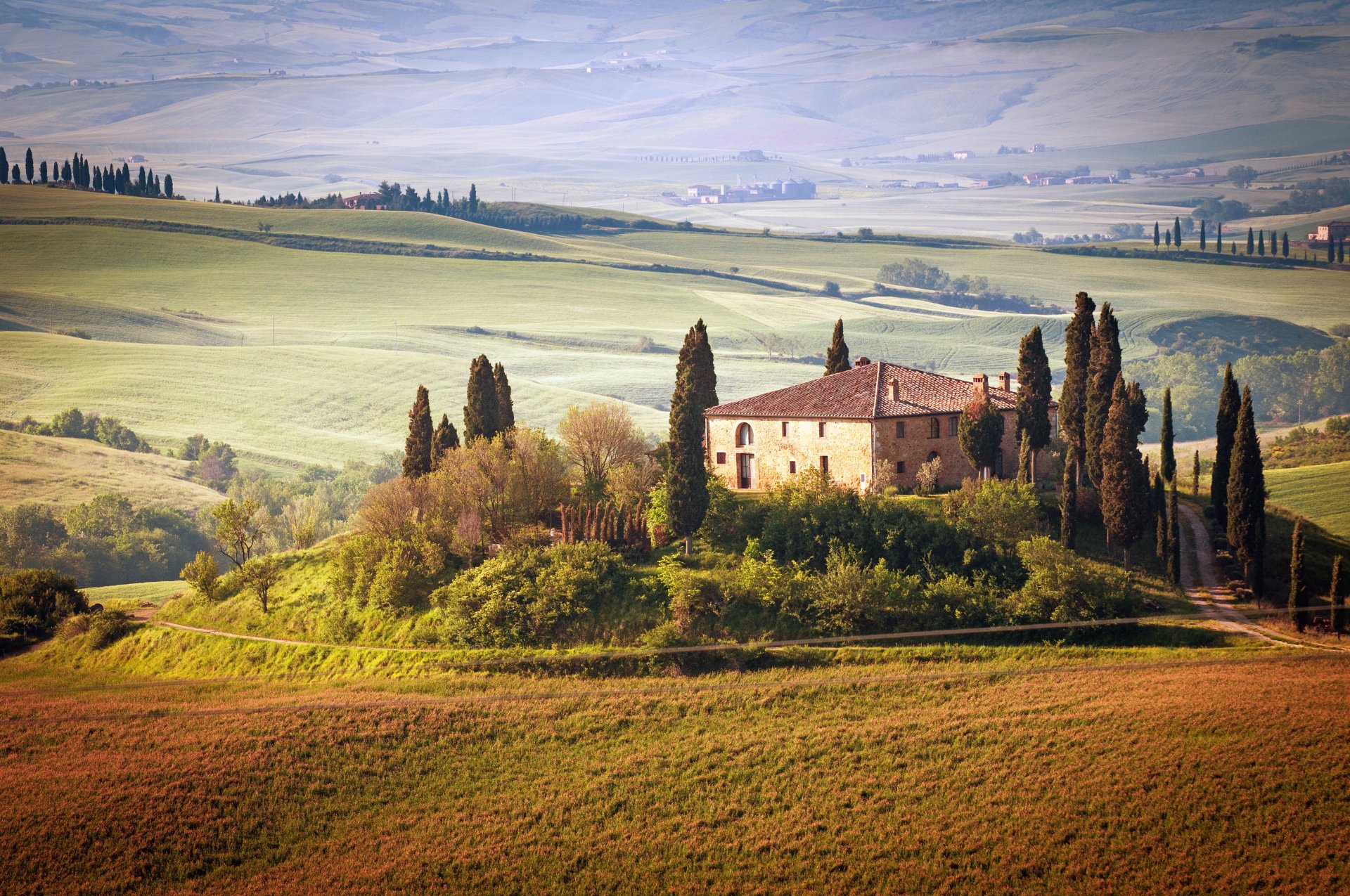 italie toscane été campagne paysage nature arbres ciel champ vert maison été campagne champs verts