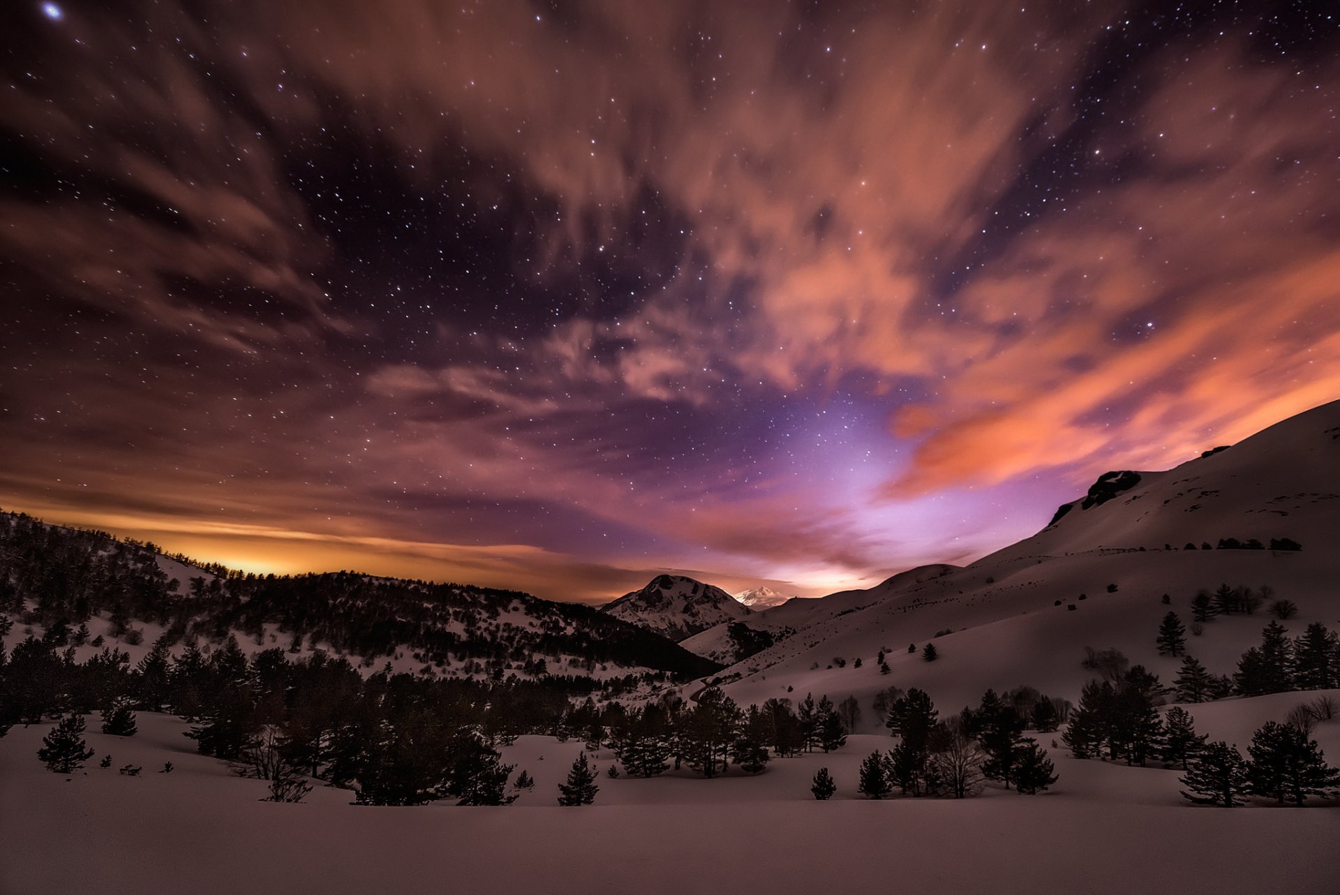 montagne alberi di natale neve inverno notte stelle bagliore