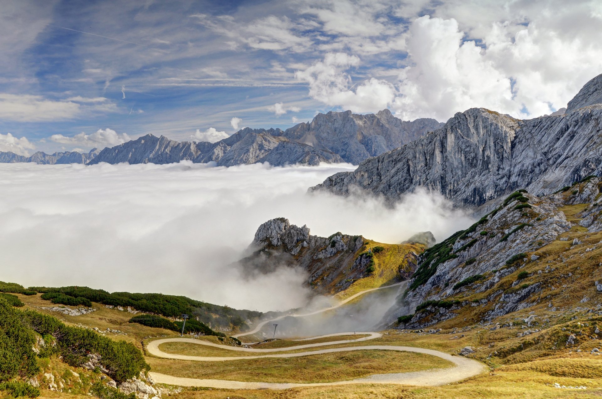 alpes montagnes sommets pentes route arbres ciel nuages bavière allemagne