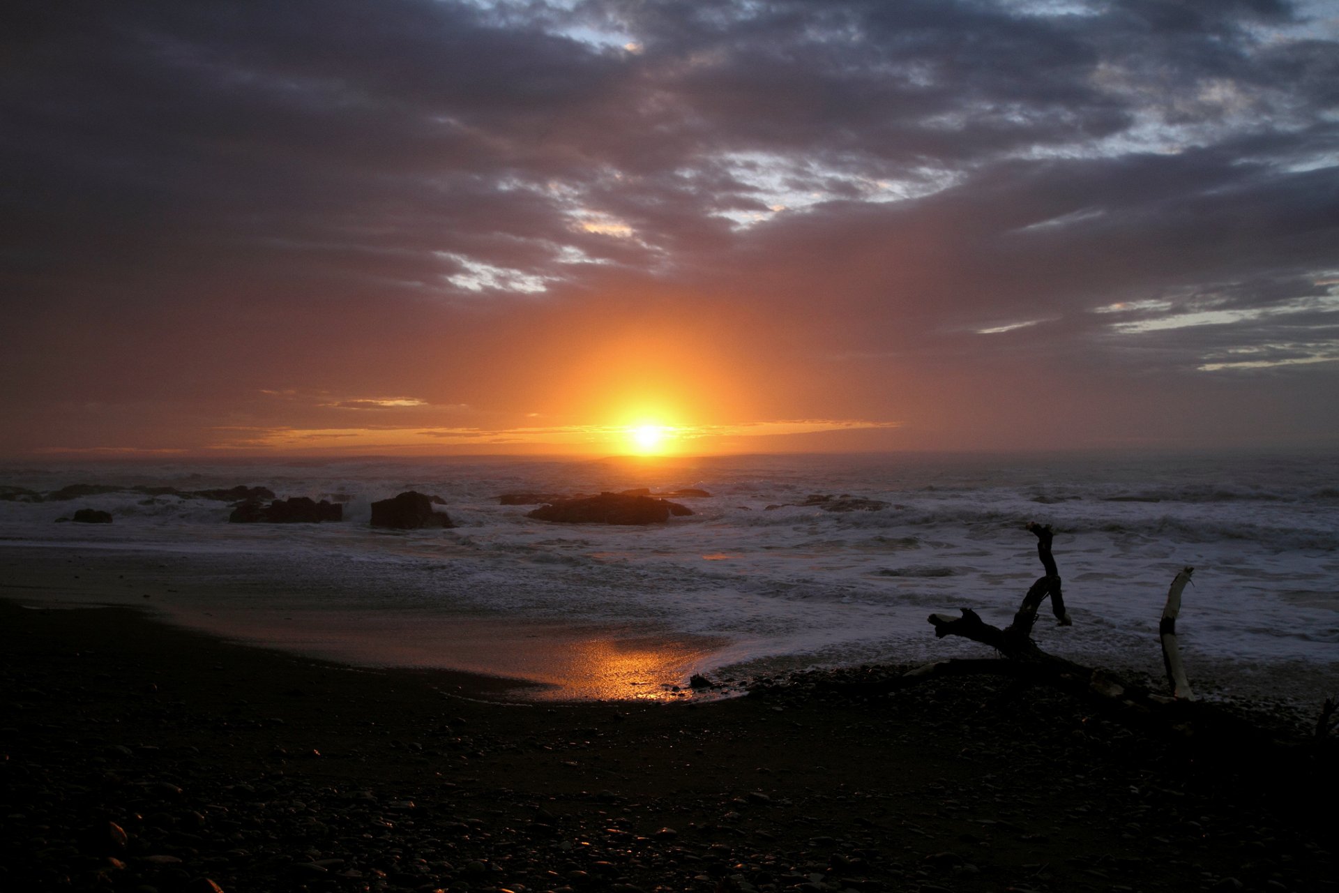 mer plage pierres karyaga soleil nuages coucher de soleil