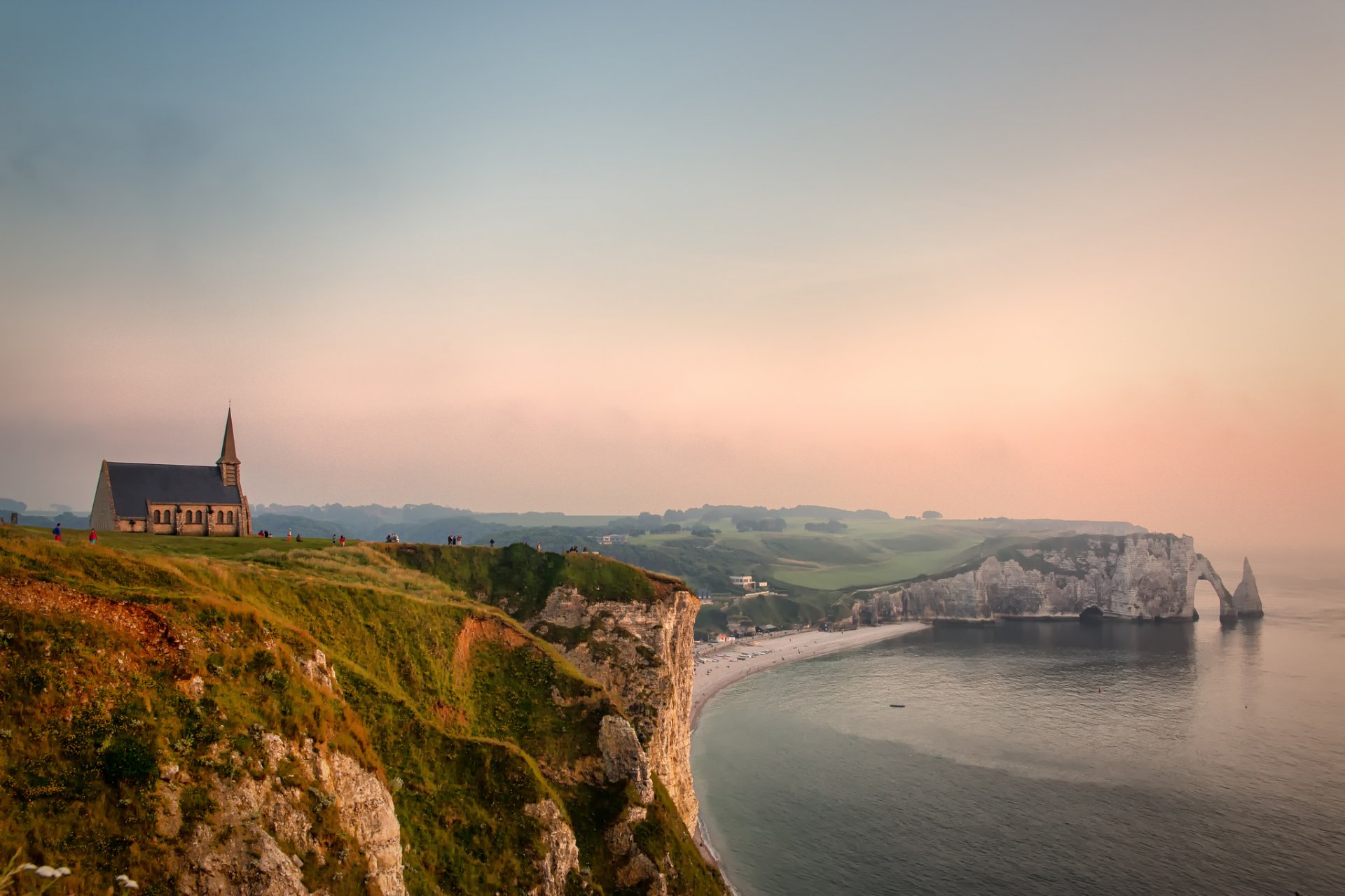 etretat francja kanał angielski pays de caux kanał la manche wybrzeże wapienne pas de caux skały kościół wybrzeże