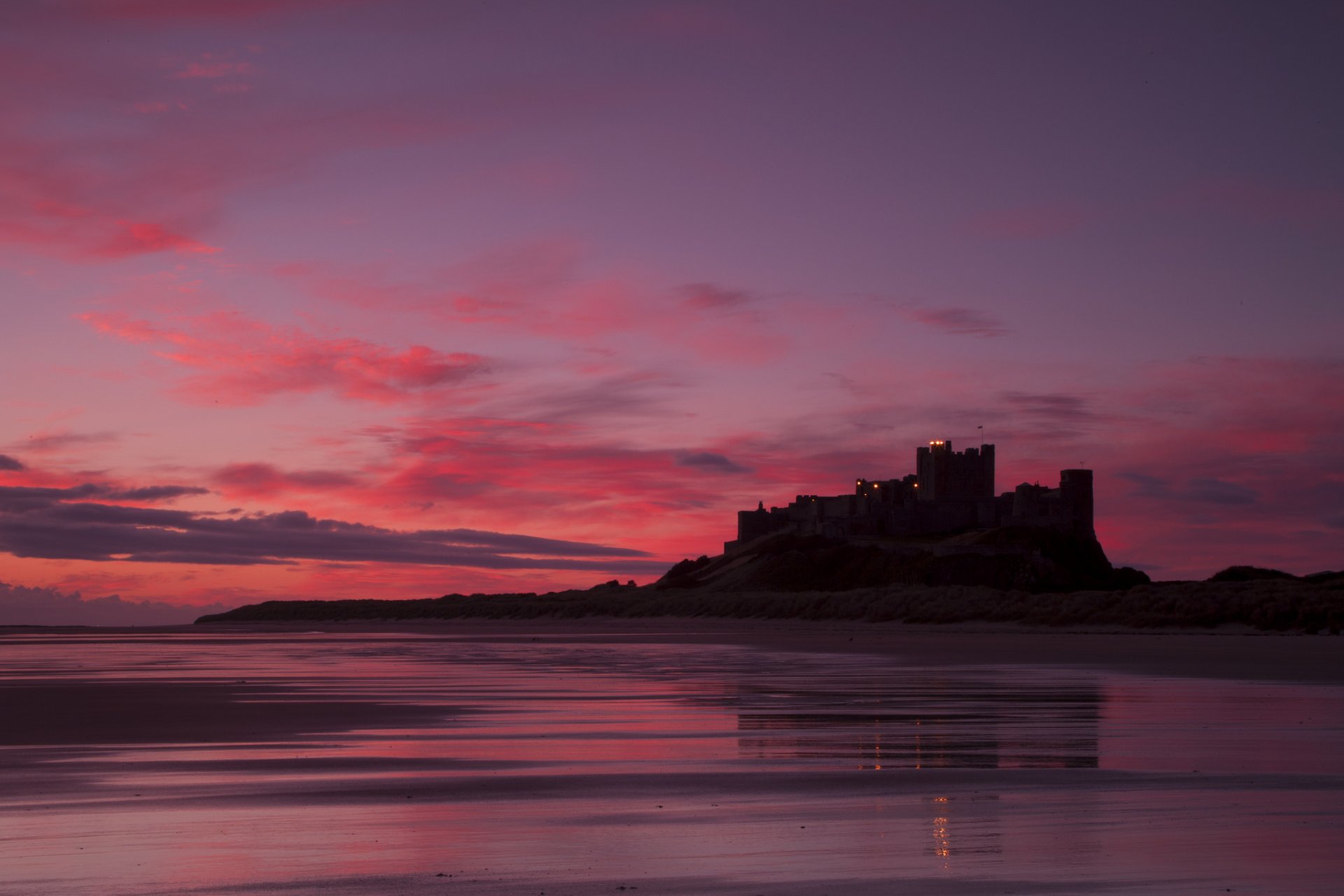 royaume-uni angleterre château de bamburgh château bamburgh mer côte soirée cramoisi coucher de soleil ciel nuages paysage