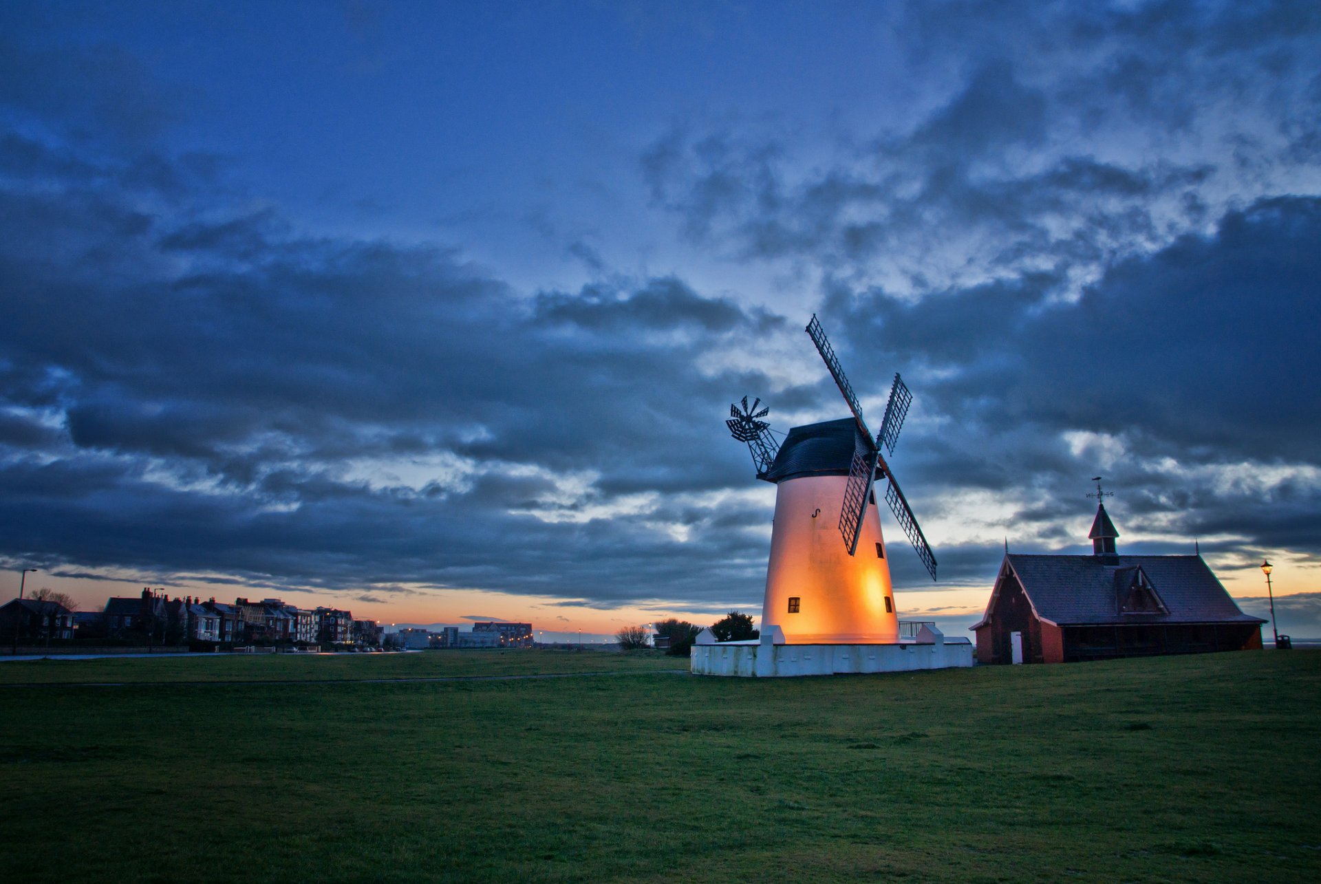 regno unito inghilterra villaggio mulino a vento illuminazione retroilluminazione sera crepuscolo tramonto cielo nuvole paesaggio