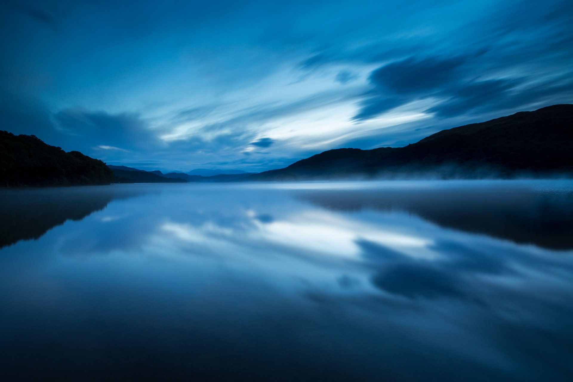 regno unito inghilterra riserva naturale lago sera acqua superficie liscia nebbia foschia blu cielo nuvole riflessione