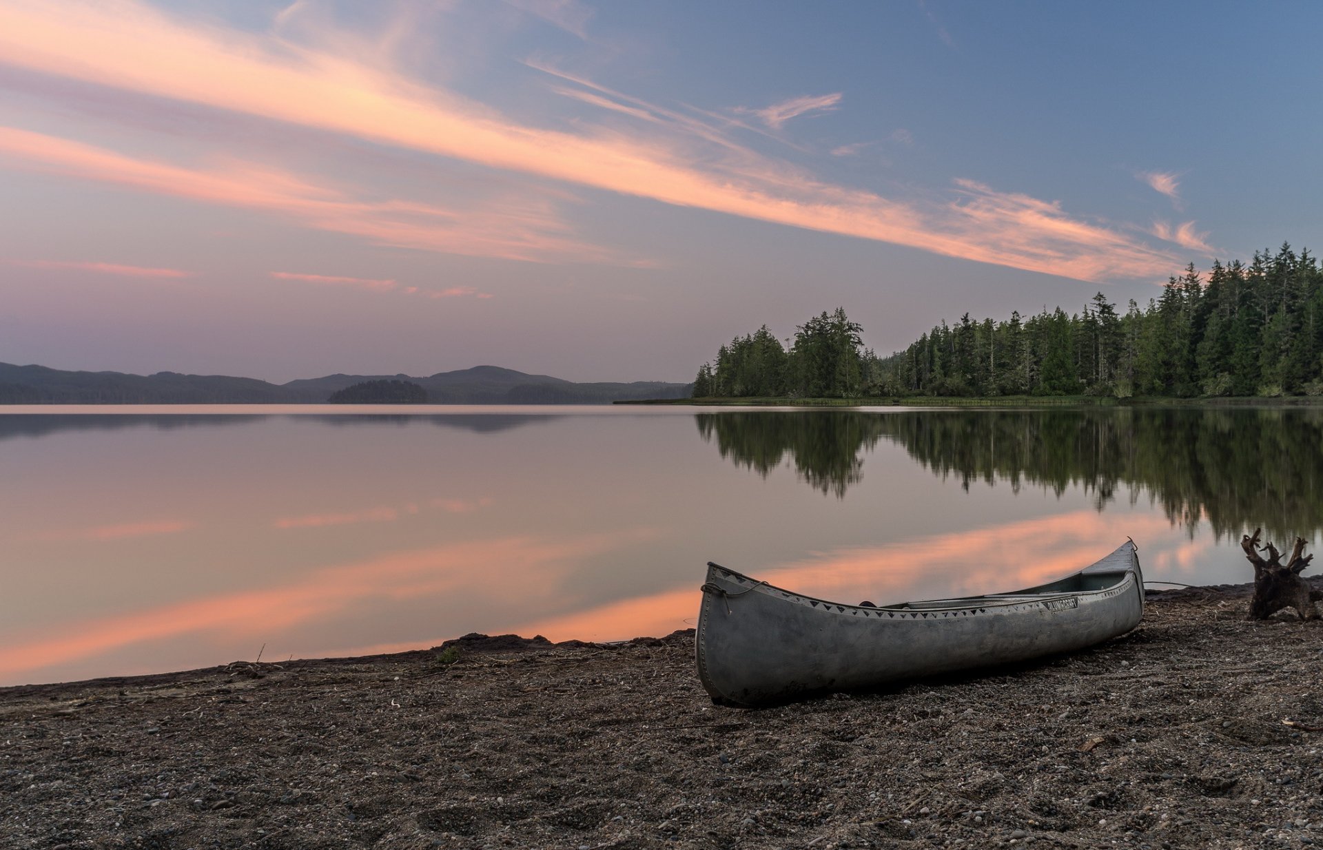 lago bosque playa barco amanecer