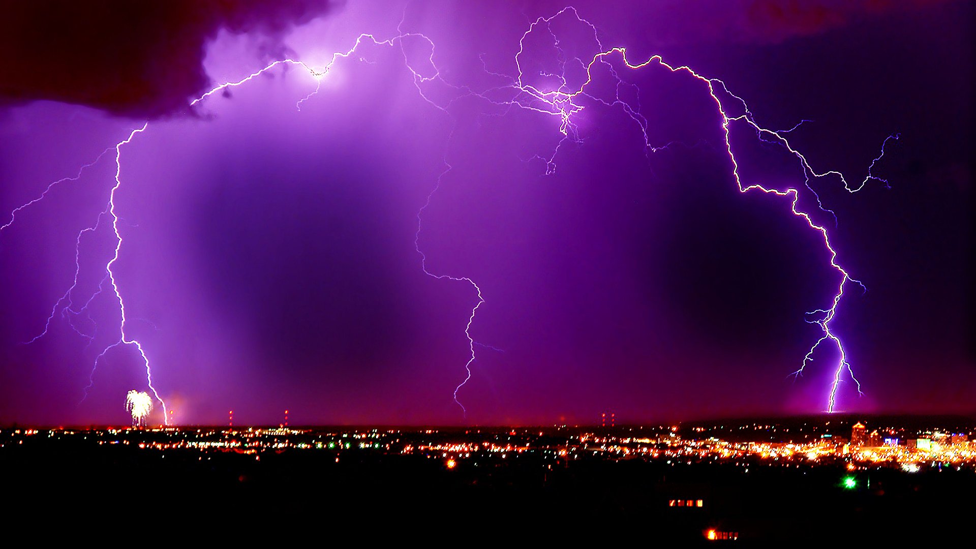 blitz nachtstadt lilafarbener himmel