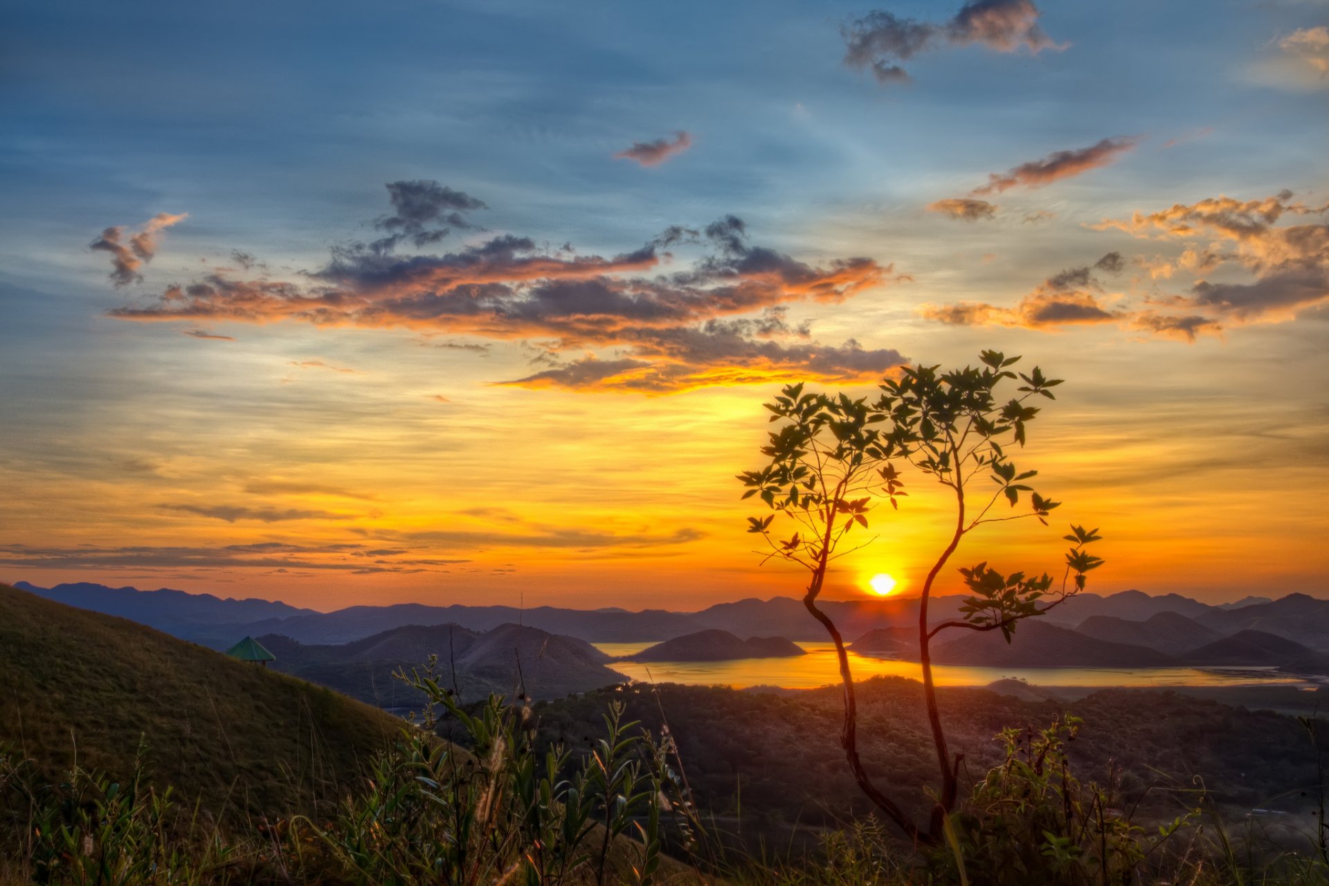 montañas lago árbol sol mañana amanecer