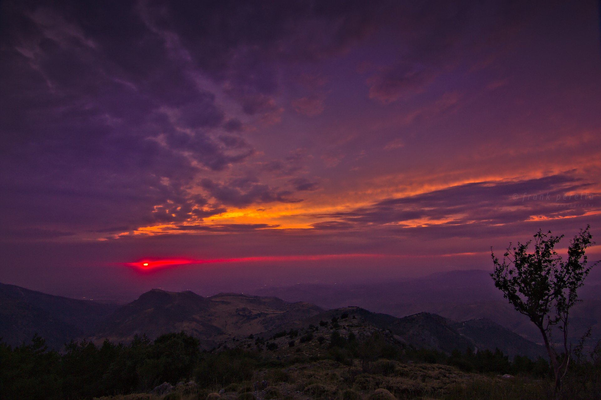 montañas árbol tarde puesta de sol crepúsculo