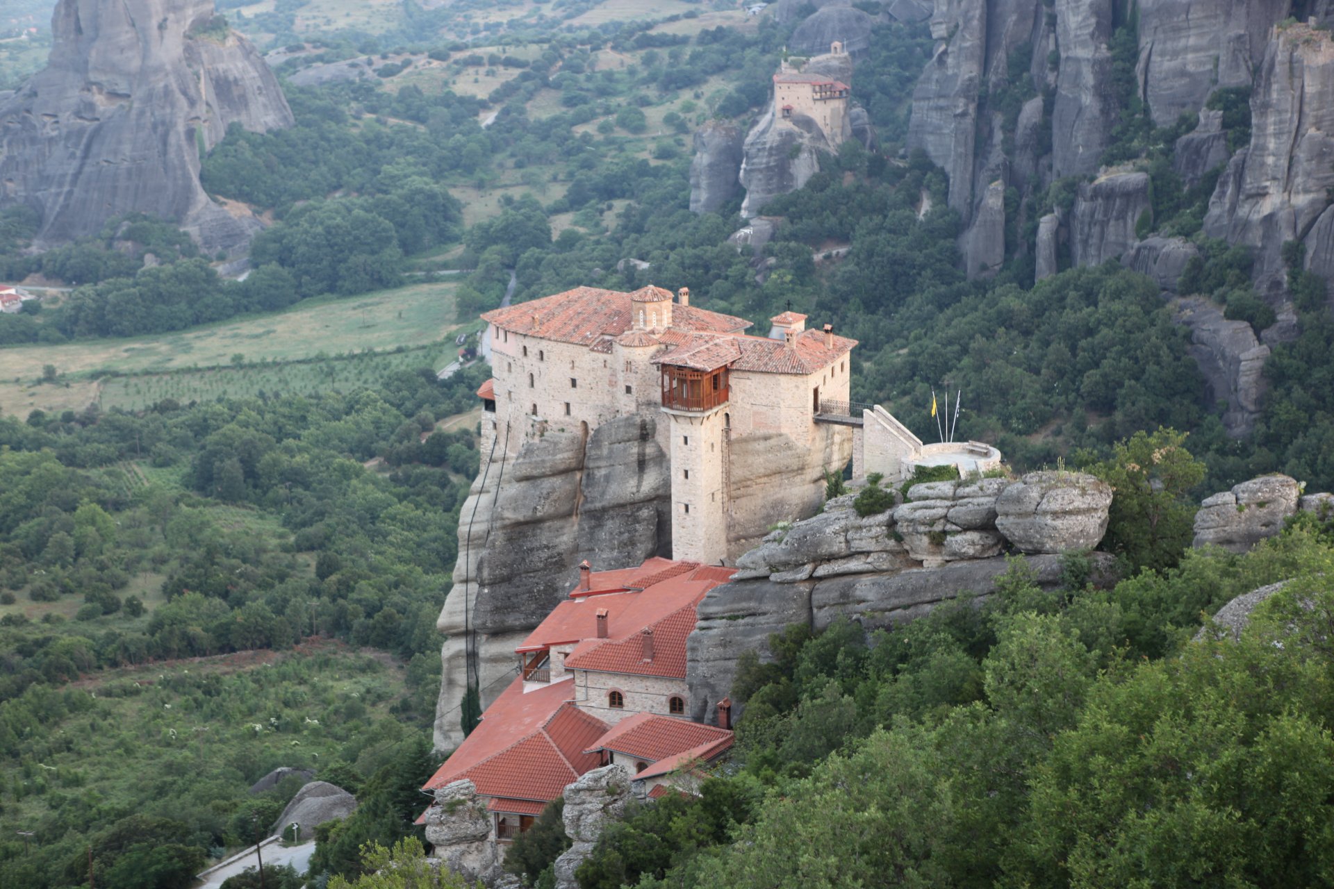 mañana grecia montañas tesalia meteoros monasterio complejo edificios rocas árboles pequeña neblina