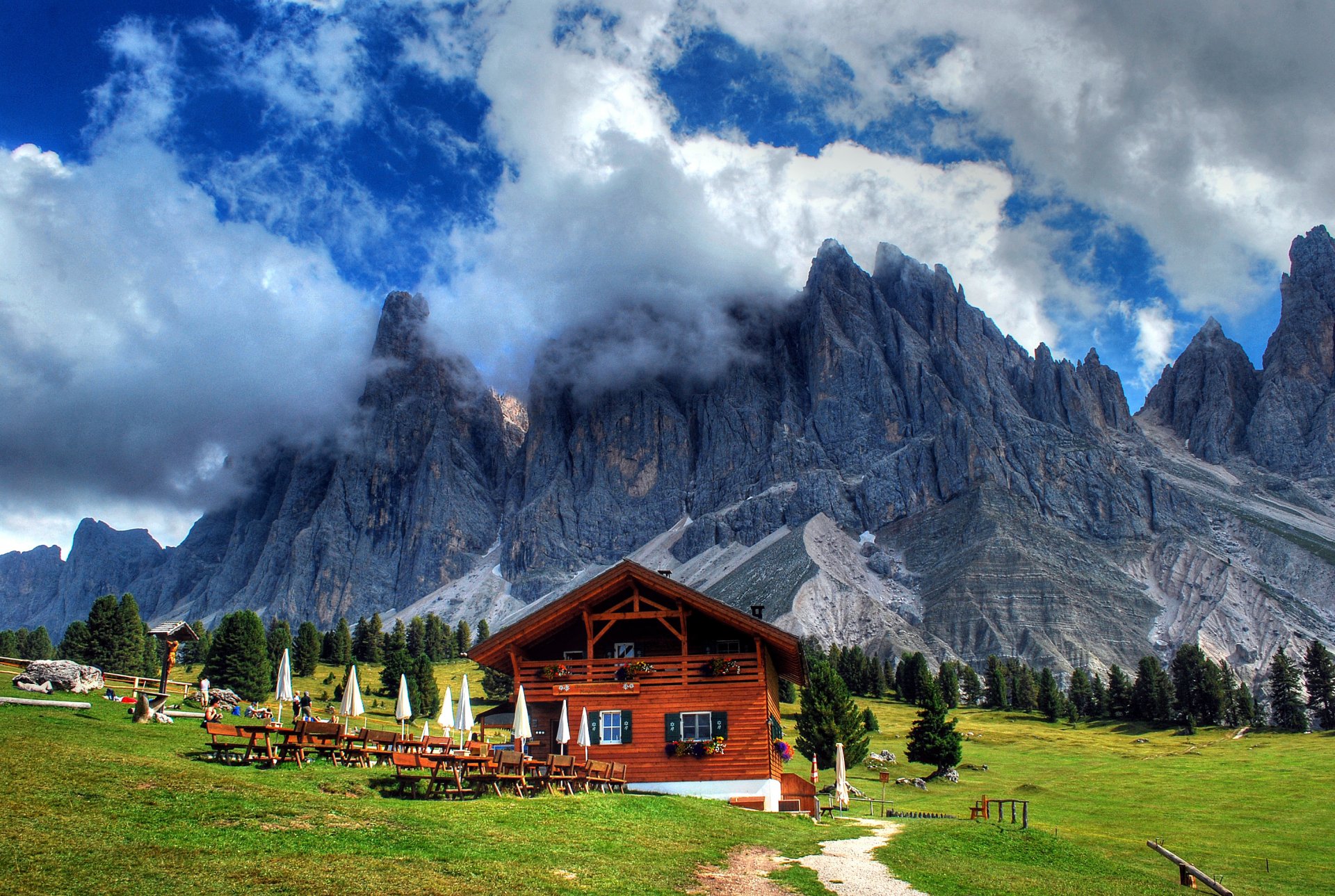 berge bäume gras wolken haus regenschirme straße landschaft natur