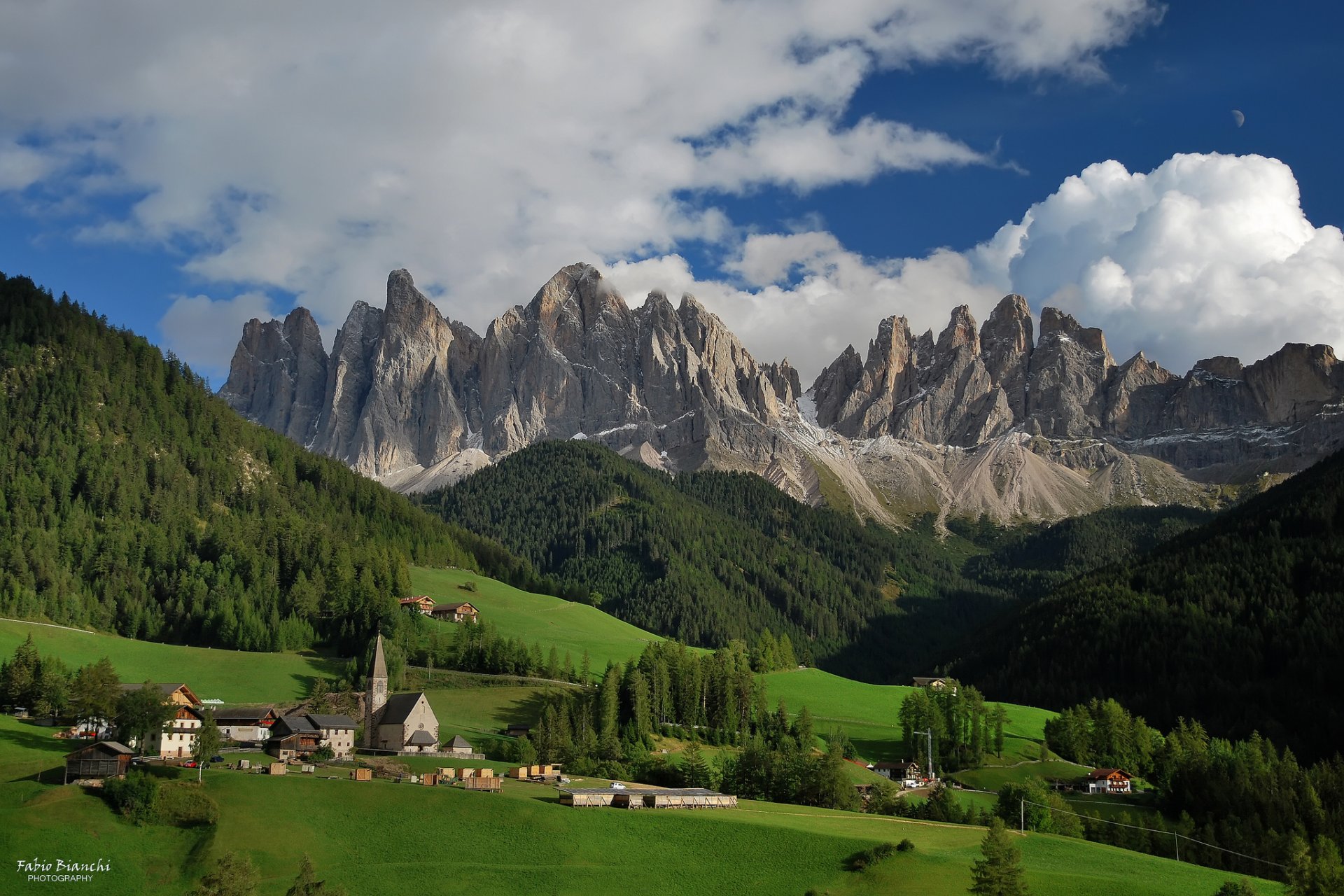 italien funes santa magdalena tal berge dolomiten himmel wolken wald hänge grün herbst september