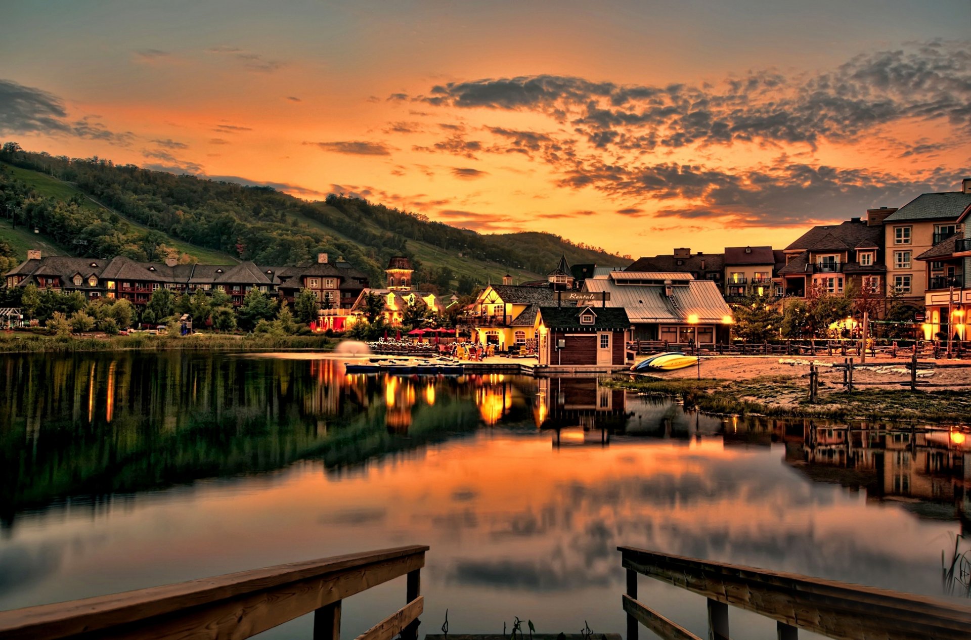 montagne pente village lac coucher de soleil soirée lumières