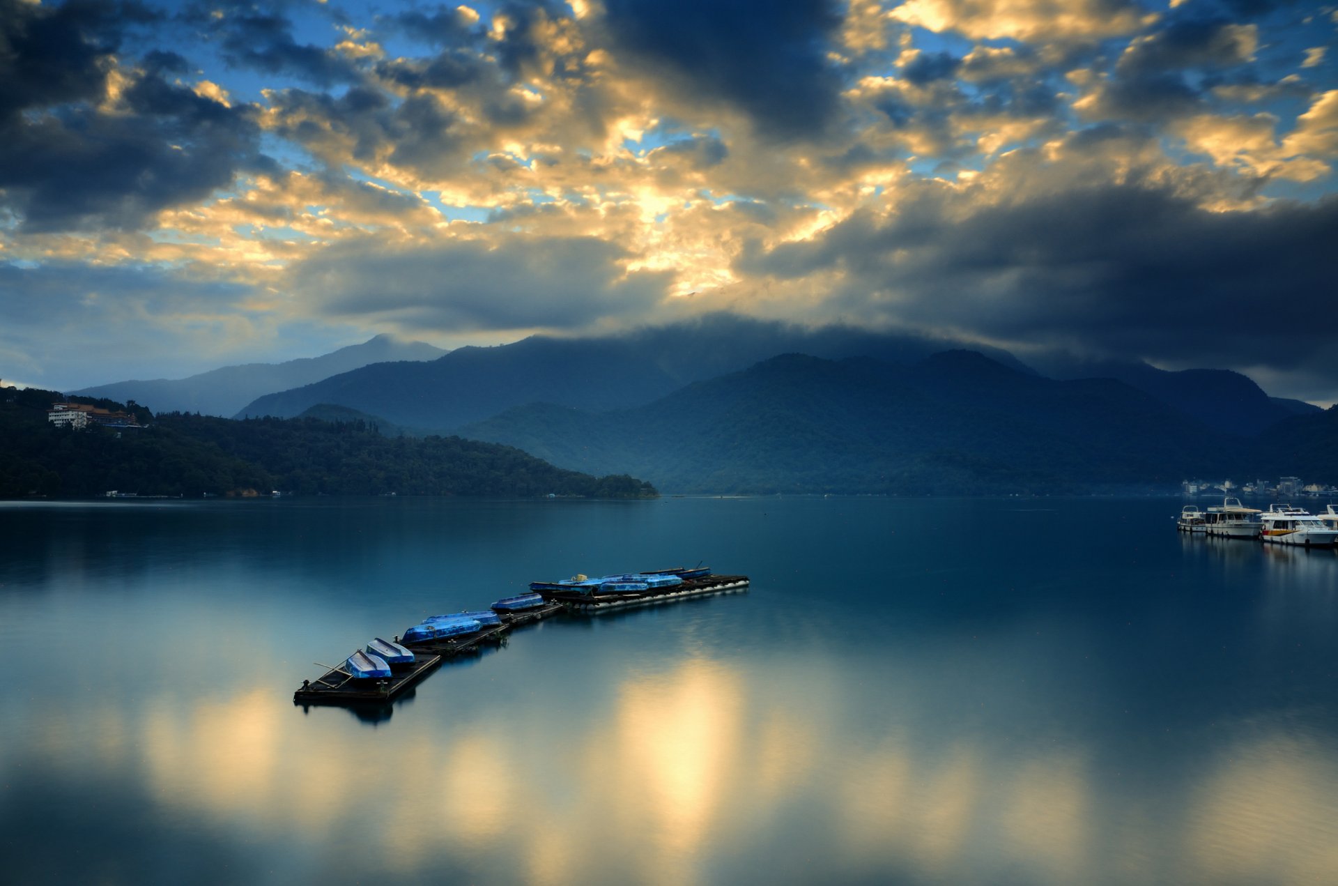 montañas bahía ferry barcos nubes amanecer