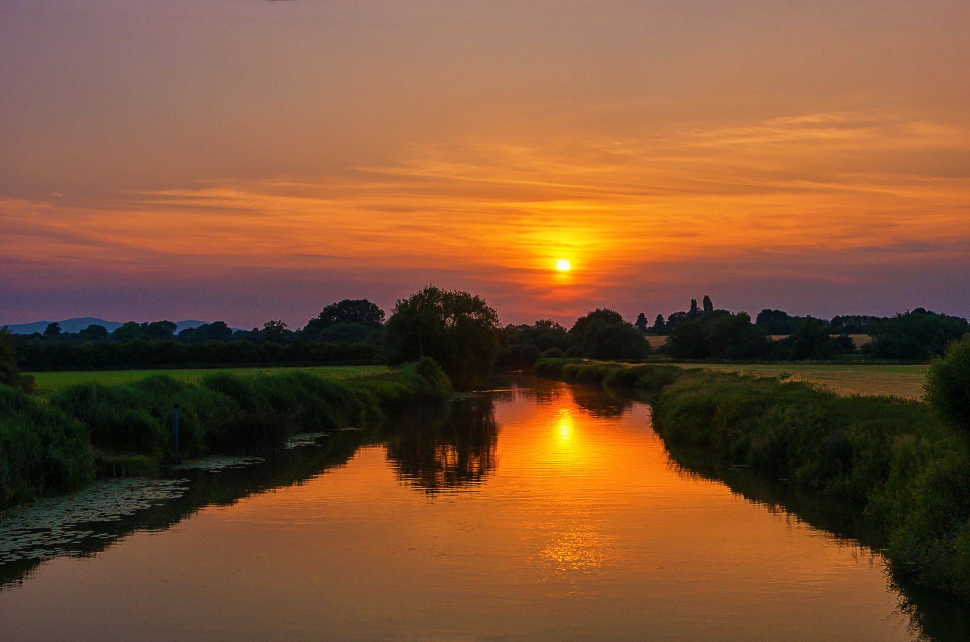 alberi erba fiume sole tramonto sera crepuscolo