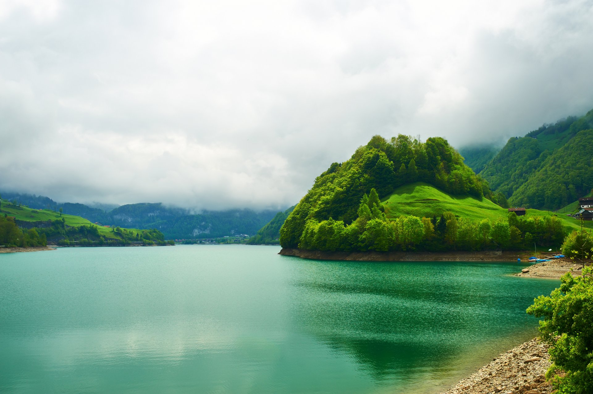 paisaje hermosa naturaleza suiza lago de montaña esmeralda y río árboles cielo nubes suiza lago de montaña esmeralda