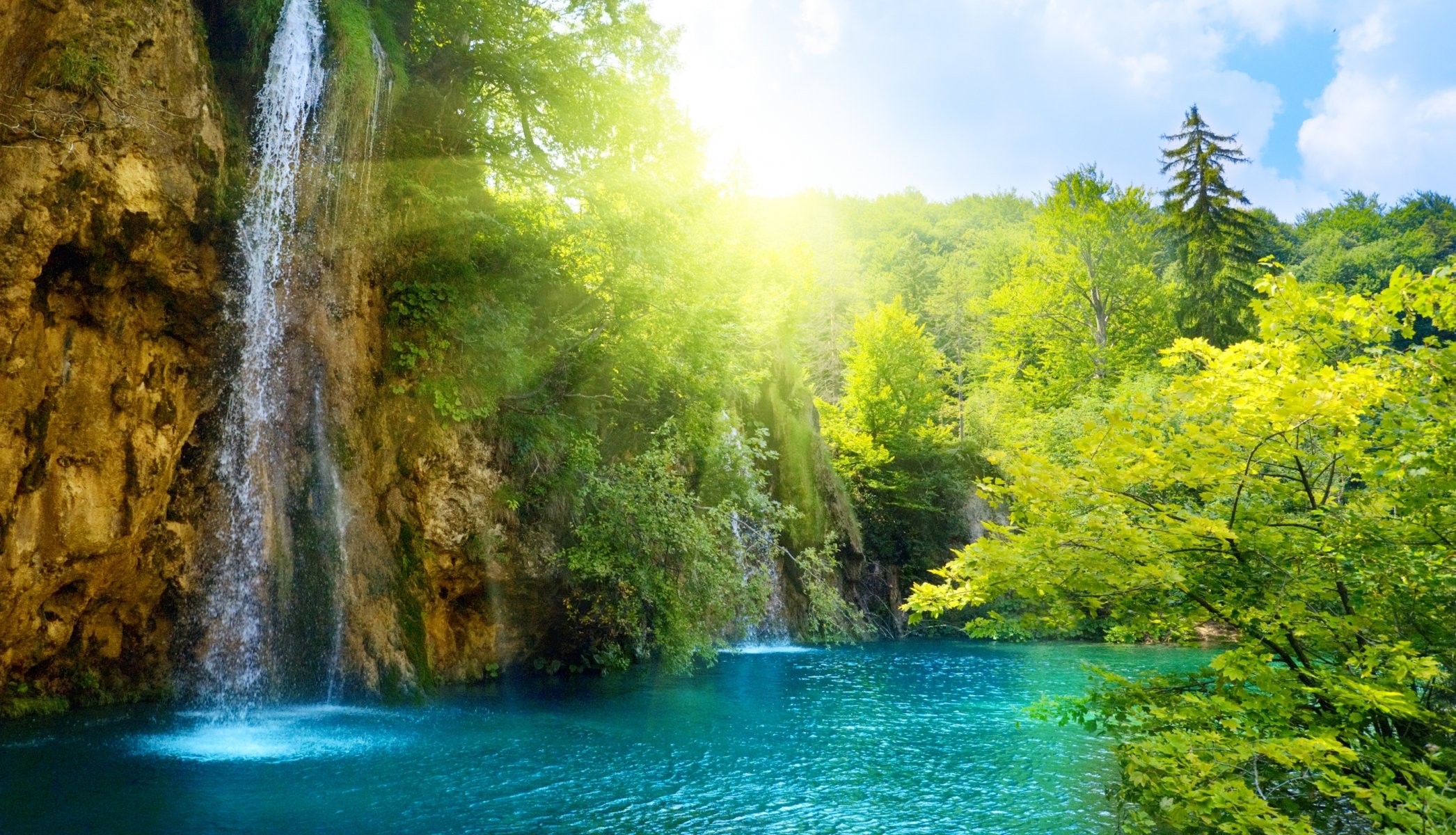 wasserfall meer see tiefer wald bäume himmel wolken landschaft natur see schlummernde wälder schön sonnenlicht