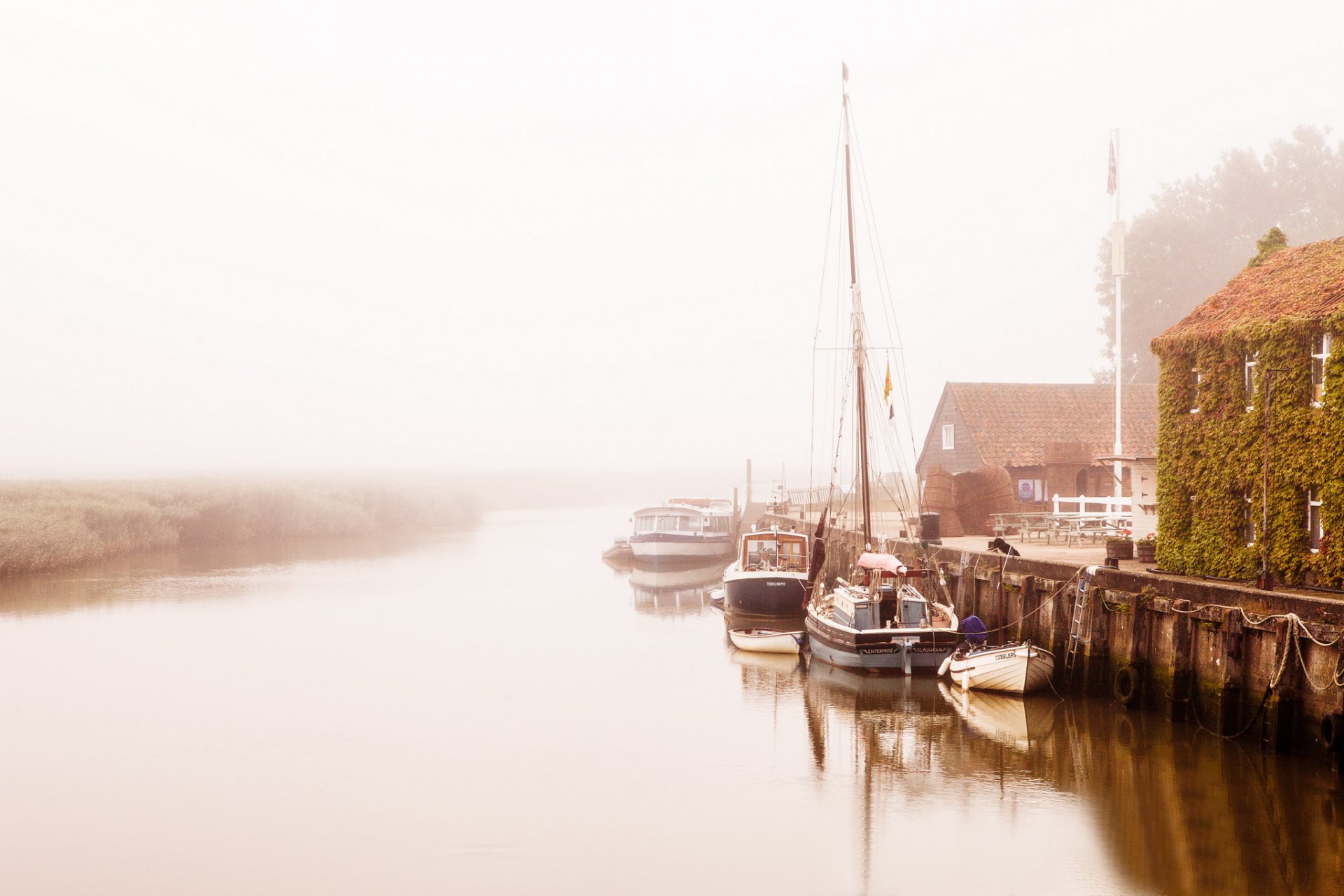 fiume case barche molo nebbia mattina