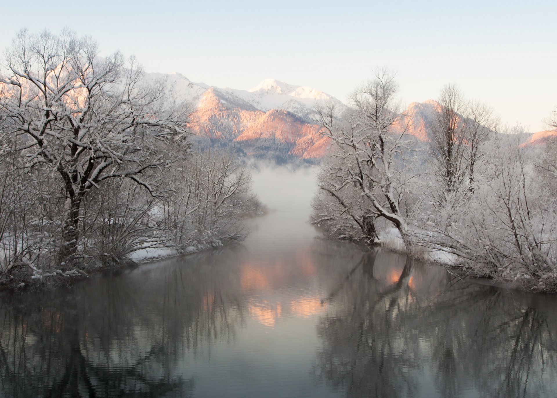 montagne fiume nebbia alberi neve inverno riflessione