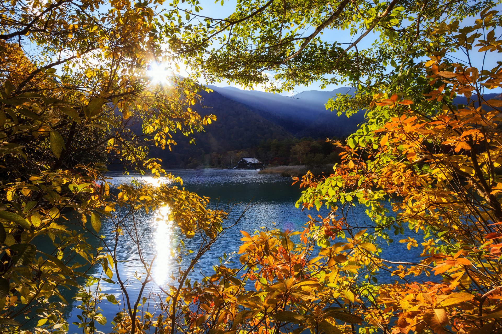 japan nikko tochigi berge see bäume sonne strahlen