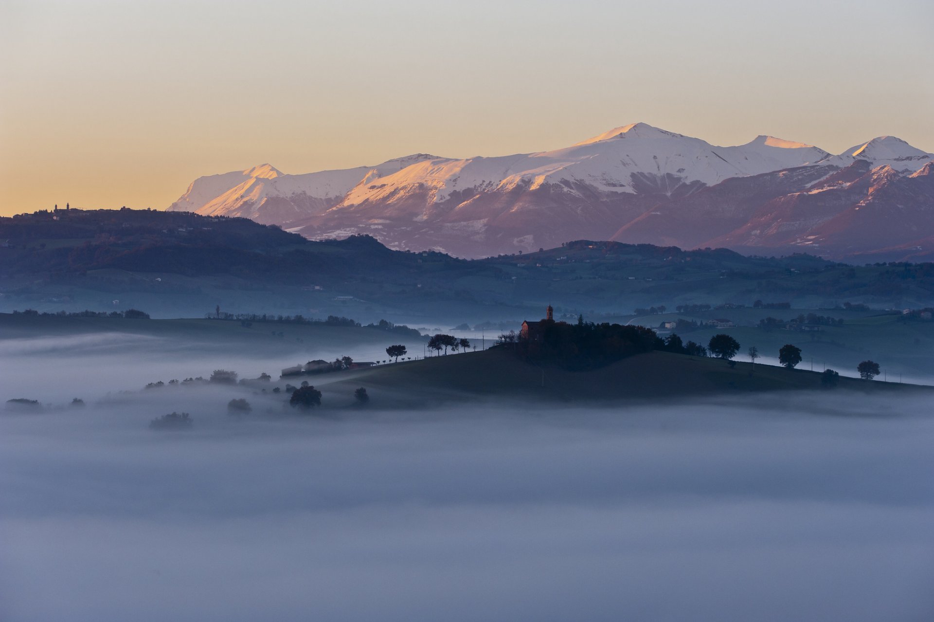 regnano italia montagnes collines arbres maison brouillard matin