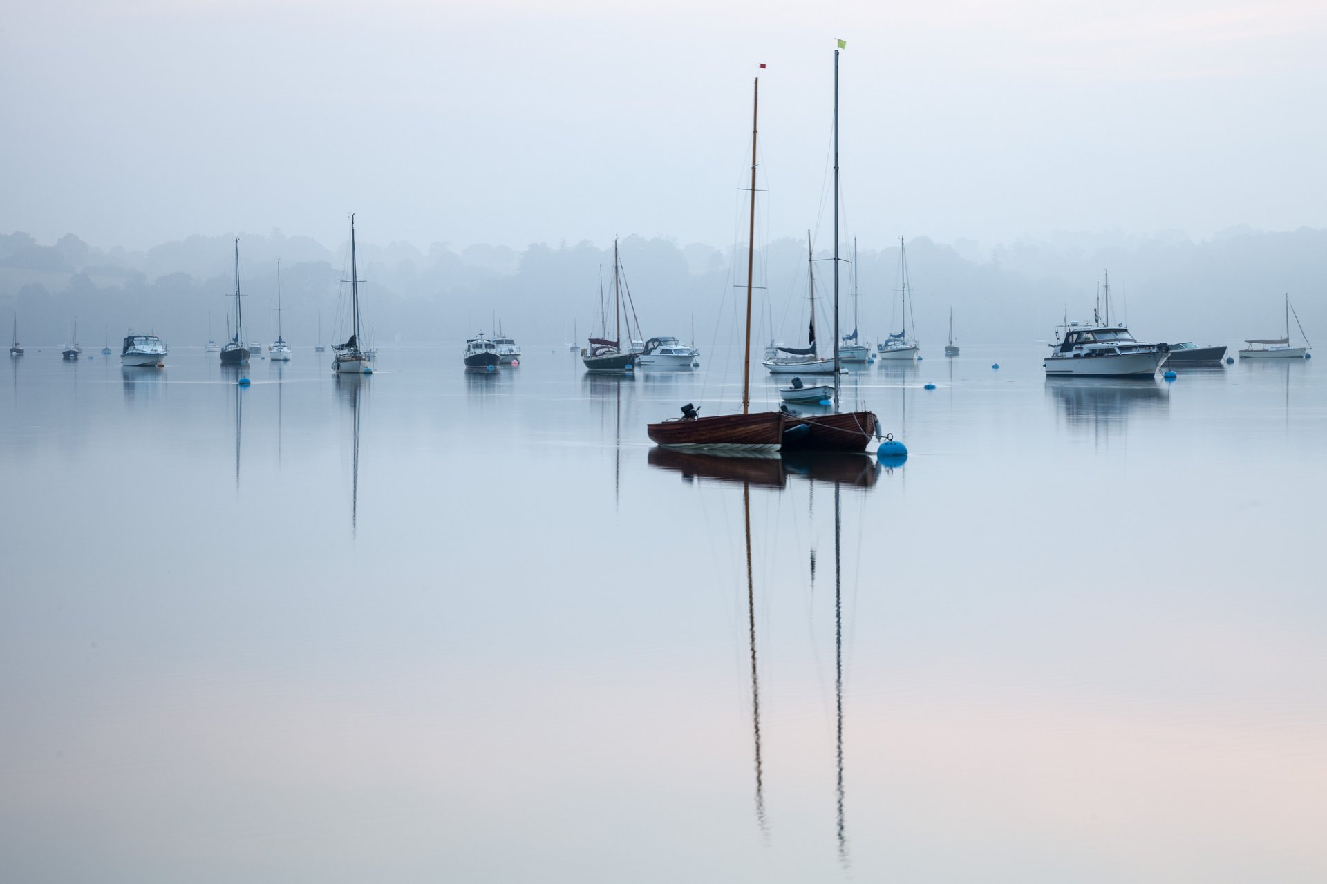 lago barche nebbia mattina silenzio pace