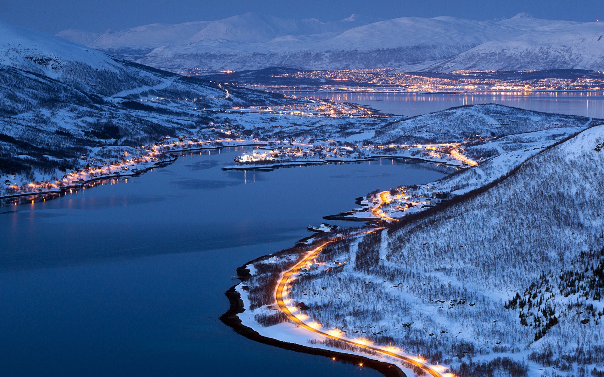 miasto tromsø norwegia latarnie śnieg zima las góry tromsø światła zima droga fiord