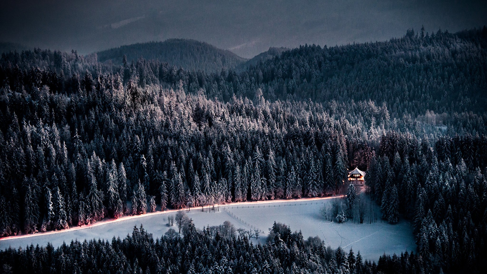 montagna foresta abete rosso casa strada inverno sera crepuscolo