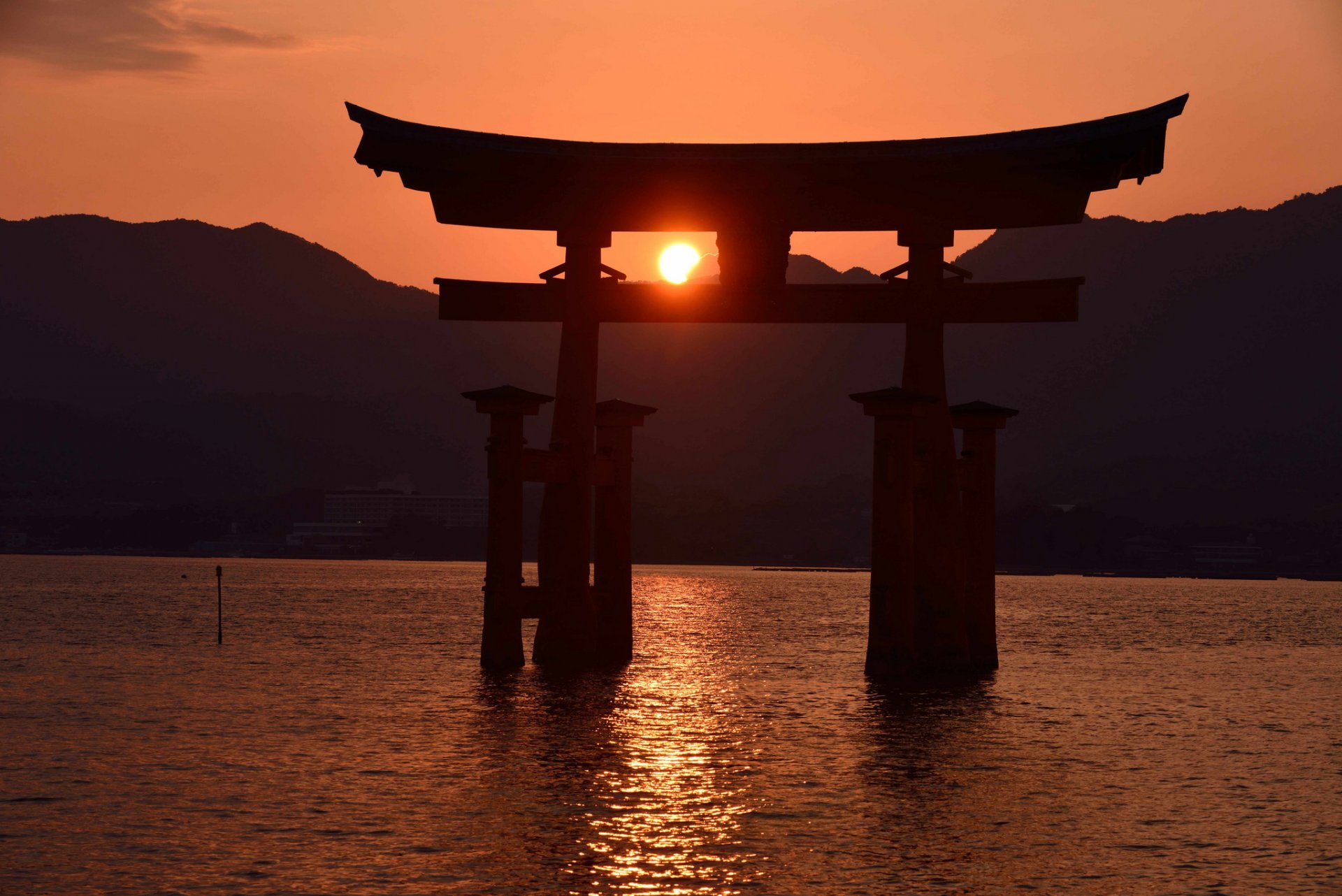 japan itsukushima tor torii sonnenuntergang flut