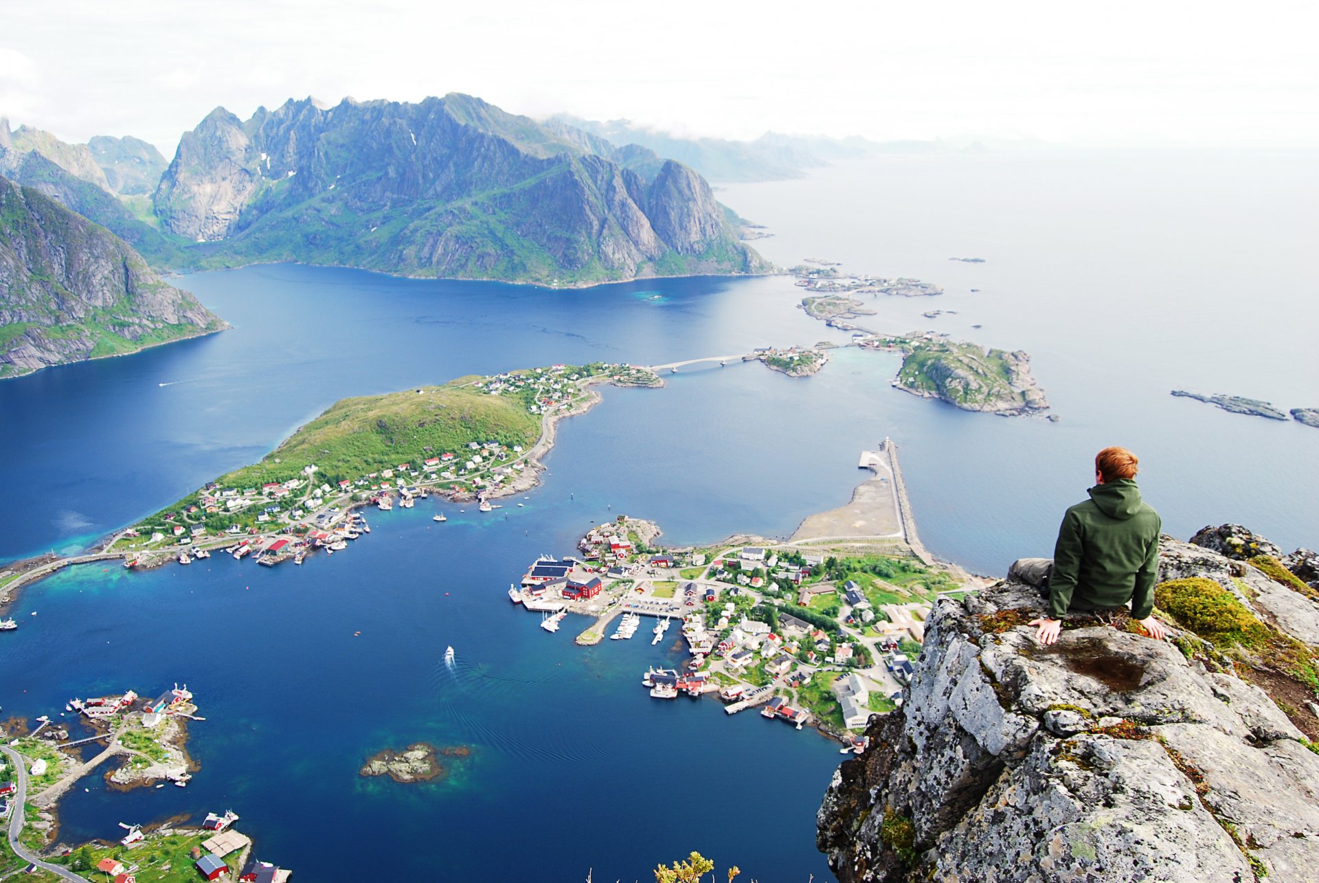 norwegen lofoten-inseln felsen junger mann höhe