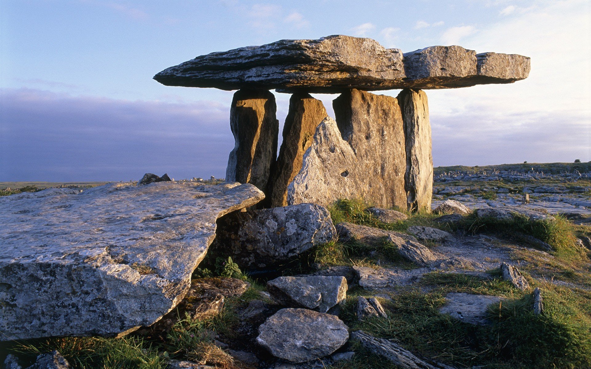 dolmen megalit skały równina zachód słońca niebo trawa