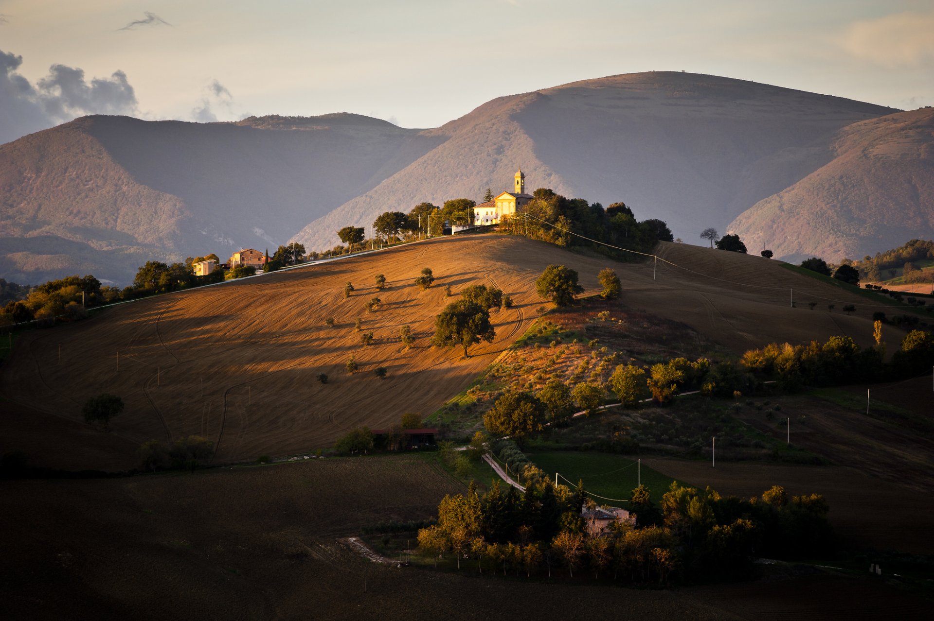 colinas árboles casas campos italia