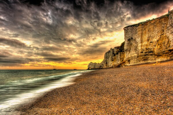 Plage rocheuse. Nature délicieuse