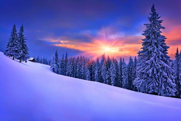 Hermoso paisaje de puesta de sol de invierno
