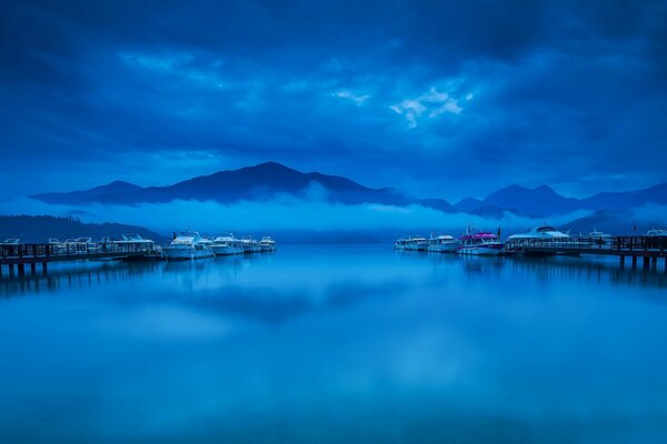 Barche sul molo nella nebbia