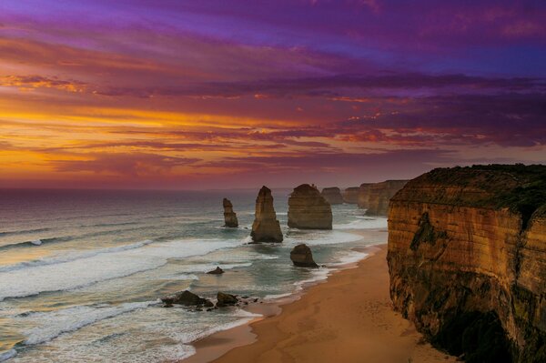 Tramonto sulla spiaggia australiana tra i Dodici Apostoli