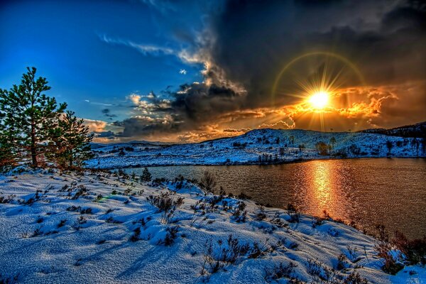 Paisaje de invierno puesta de sol junto al río