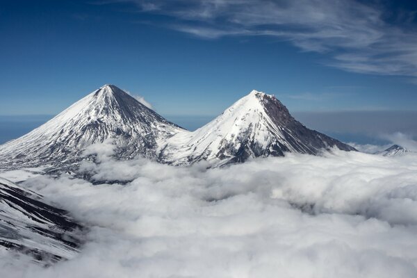 Montañas cubiertas de nieve que se elevan sobre las nubes