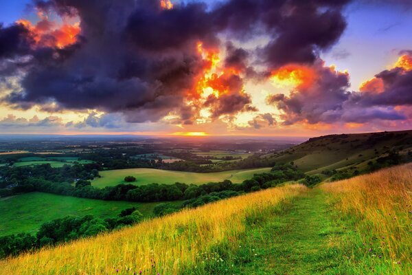 Vue imprenable sur les montagnes et les champs