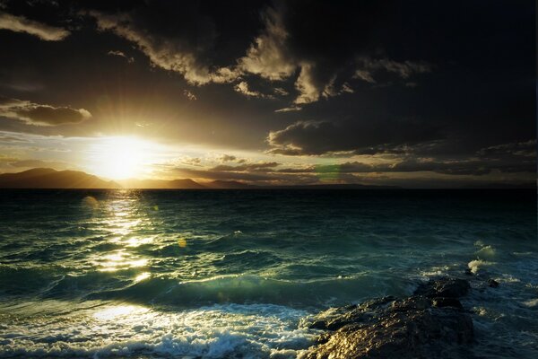 Puesta de sol en la bahía de piedra del mar