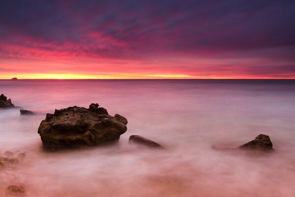 Pierres sur la mer. Ciel rose