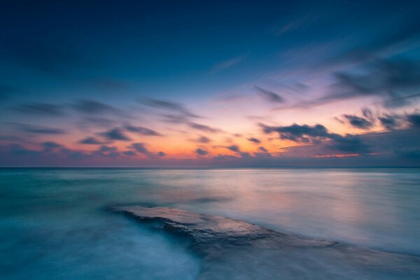 Bellissimo paesaggio di mare calmo