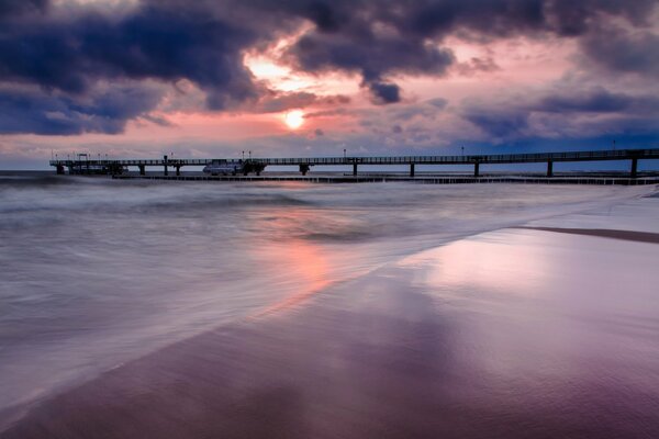 Muelle en medio de la puesta de sol