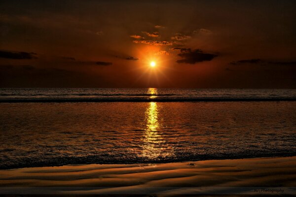 Sueño con ver el momento de la puesta de sol en la orilla del mar