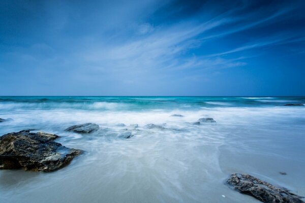 Marina. Piedras sobre fondo azul