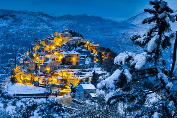 Panorma village de montagne par une soirée d hiver