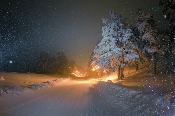 In inverno la strada illuminata dalle lanterne