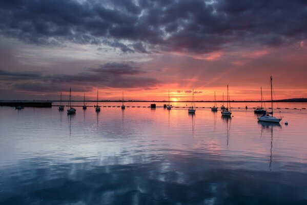 Yacht all orizzonte del tramonto arancione