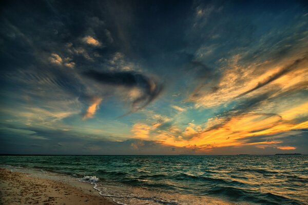 Coucher de soleil ardent de la mer du soir