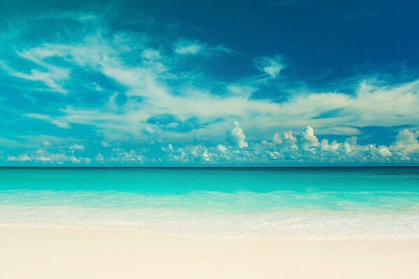 Spiaggia di sabbia e cielo blu