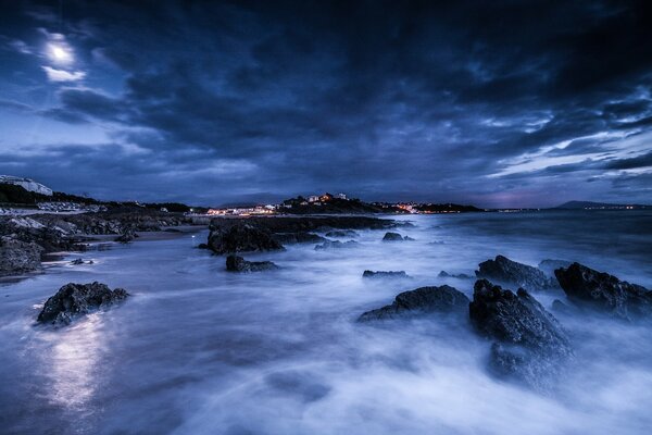 Bord de mer dans le brouillard sous le ciel nocturne